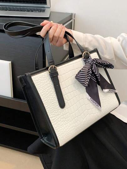 حقيبة كتف مربعة بنمط التماسيح مع وشاح حريري كهدية