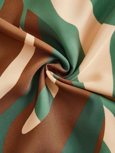 Swim Oasis طقم بكيني مكون من جزء علوي واسع الحجم بطبعات نباتية و شورت البكيني وتنورة للتغطية للشاطئ في الصيف