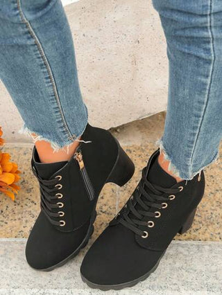 بوت بكعب سميك مزينة بالراين حريري مع سحاب وتفاصيل دانتيل، أنيقة للسيدات، تناسب ارتداؤها مع الملابس العلوية