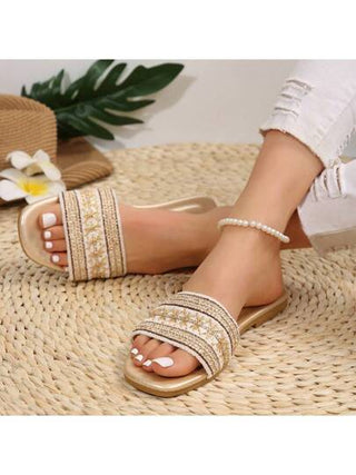 Tropiscape صندل نسائي أسود مفتوح بتطريزات دانتيل وزهور، طراز بسيط وعصري، سهل الارتداء، مريح ولافت للنظر، مناسب للاستخدام الداخلي والخارجي، بشكل أفلات مرتدى بسهولة بلون أسود أو بيج، جو عطلة مريح