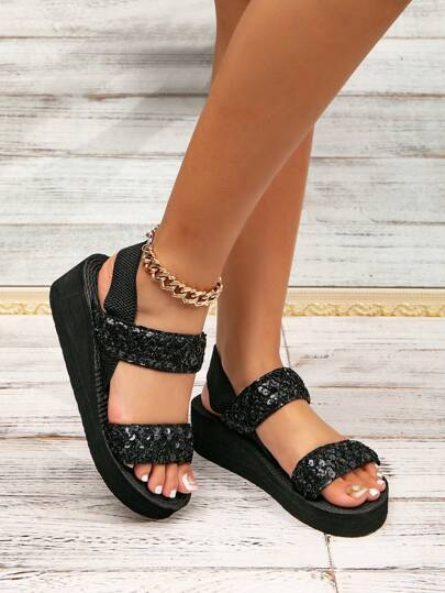 حذاء نسائي صيفي أسود أنيق بنسيج يشبه القش، خفيف مع منصة سميكة وكعب مخلوط للمساجد. صنادل بشاطئ البحر للنساء ذات نعل شبيه بصنادل المساجد.