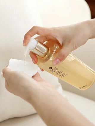Guerlain لوشن بتقوية من الخلية الملكية من أبيل رويال 300مل. هذه الصيغة المؤثرة المحفزة للحواس مكونة من 98% من المكونات ذات المنشأ الطبيعي. تم تصنيعها للجميع أنواع البشرة، حتى الحساسة منها، إنها تعيد ضبط البشرة بحيث تستعيد حالتها المثلى