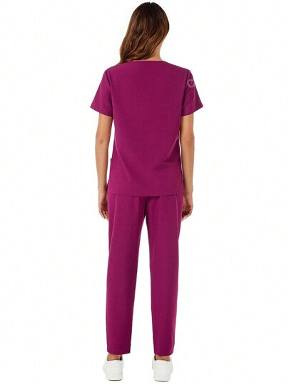 طقم موحد للممرضات بتشكيلة ملابس علوية بياقة على شكل حرف V وأكمام قصيرة وبنطلون ذو جيوب