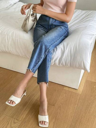 Dazy Designer شورت جينز بألوان صلبة، حواف مزينة بالشراشيب وأزرار إغلاق ، مع جيوب