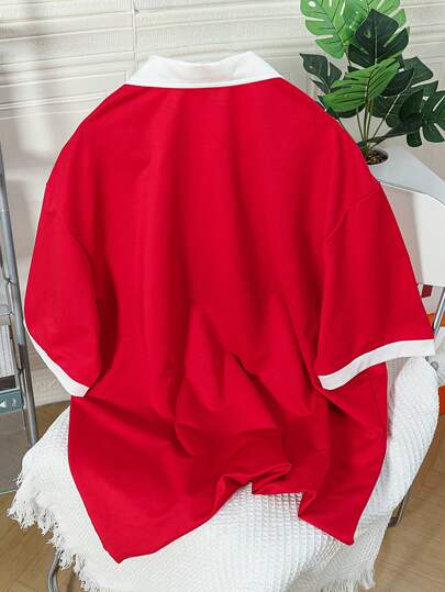 Manfinity Sporsity قميص بولو رجالي فضفاض بنمط كتل الألوان مع طباعة الحروف والأرقام وتصميم الأكمام المنسدلة من الكتف