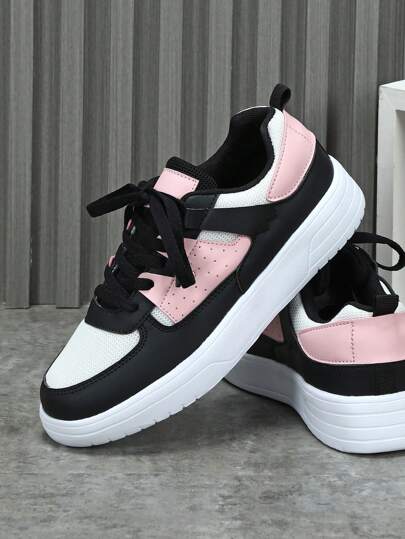 حذاء للمتزلجين على الألواح يجمع بين جلد الشبكة الهوائية والجلد ويأتي باللون الأبيض والأسود والوردي لصيف وربيع  أسلوب أوروبي وأمريكي رياضي خارجي يملك حواف مستديرة ويأتي بقصة منخفضة للنساء المتسوقات في الشوارع