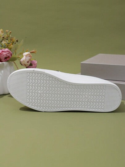 أحذية رياضية عارضة ومريحة للرياضة اليومية والاستخدام العادي للنساء بمقدمة مستديرة ، عالية الجودة، مع قفل مطلي بالذهب ورباط علوي