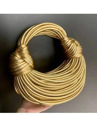 حقائب نسائية جديدة من الذهب الفاخرة من ماركة مصممين شهيرة، حُزمة أكياس متشابكة بأسلوب نودلز، حبل مُربوط يجعلها تبدو عصرية للغاية، تصلح للإستخدام في المساء كحقيبة أنيقة