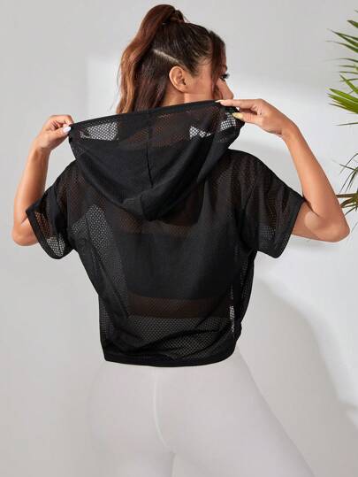 SHEIN Sport Studio سويت شيرت رياضي نسائي باللون الأحمر، بأكمام قصيرة و قبعة ذات منظور فضفاض