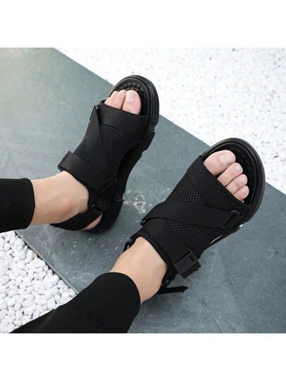 صنادل رياضية رجالية خفيفة الوزن مثيرة للأزياء و مختصرة للصيف مع نعل سميك و مناسب للرياضة و ضد الانزلاق مع الاستقرار و الصدمات و مقاومة للتآكل العارم ومناسبة للارتداء العادي