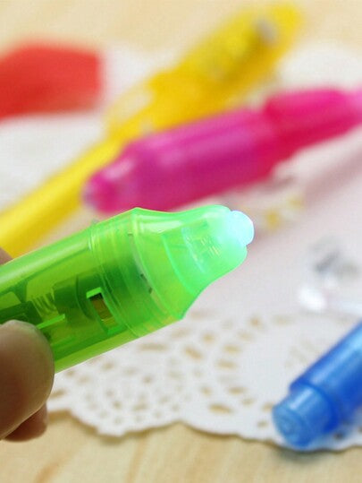 قلم حبر شفاف بلاستيكي واحد / 7 قطع، مع مصباح مضيء بالأشعة فوق البنفسجية، قلم سحري متعدد الوظائف لكشف النقود المزيفة والكتابة السرية.