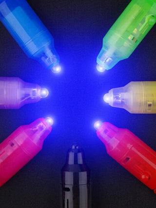 قلم حبر شفاف بلاستيكي واحد / 7 قطع، مع مصباح مضيء بالأشعة فوق البنفسجية، قلم سحري متعدد الوظائف لكشف النقود المزيفة والكتابة السرية.