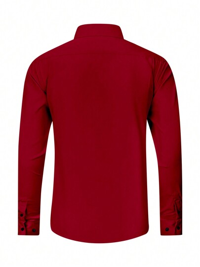 Manfinity Mode قميص رجالي بأكمام طويلة مع طباعة شعار صغير، مقاس نحيف وأزرار لأعلى، هدية لصديقك باللون الأحمر الداكن