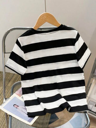 SHEIN تي شيرت Tween للأولاد ذو قصة فضفاضة وياقة دائرية مخططة وأكمام قصيرة