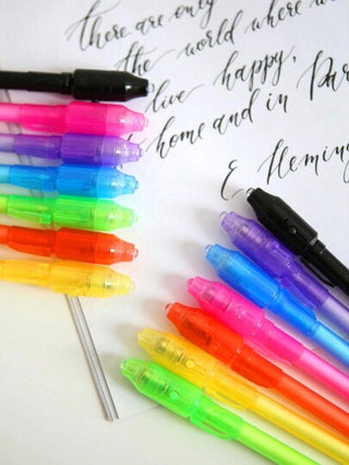 قلم حبر غير مرئي عشوائي اللون 2 قطعة، قلم جاسوس بحبر غير مرئي وملصق سحري متعدد الوظائف بضوء أسود وقلم فلوريسنت بلاستيكي ، بودرة حبر غير مرئي مناسب للمدرسة