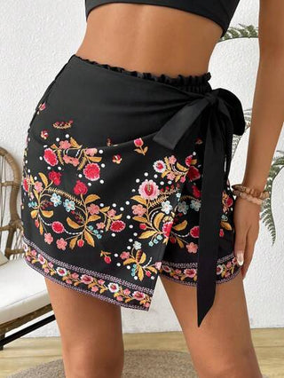 LUNE شورت نسائي أسود بتطريزات بسيطة
