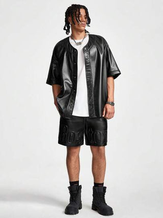 Manfinity RebelGame سروال بو ليدر فضفاض لرجال بجيوب محفور عليها حروف لإطلالة عصرية، ملابس للأمسيات الراقصة لي ولصديقي