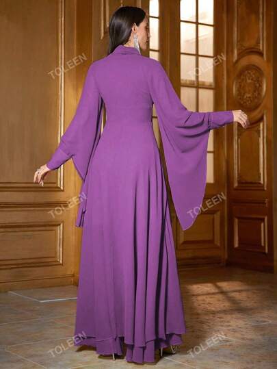 فستان بأكمام جرس وياقة ربطة صلبة