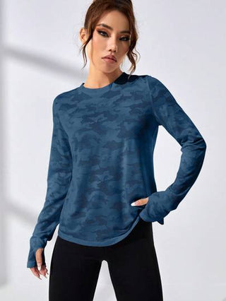 SHEIN Sport Studio تي شيرت رياضي نسائي بأكمام طويلة و طبعة كاموفلاج وظهر مفتوح مثقوب