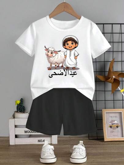 تي شيرت تي شيرت بأكمام قصيرة وشورت صبي صغير عارضة كرتونية ومطبوعات للأعياد، مناسب لفصل الصيف