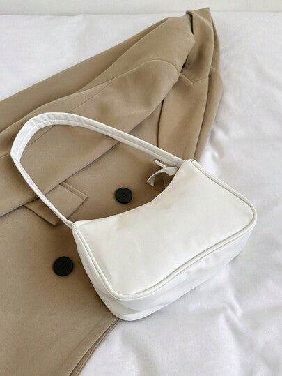 حقيبة كتف نسائية بعرض الإبط ذات موحد اللون وتصميم عصري