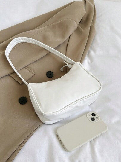 حقيبة كتف نسائية بعرض الإبط ذات موحد اللون وتصميم عصري