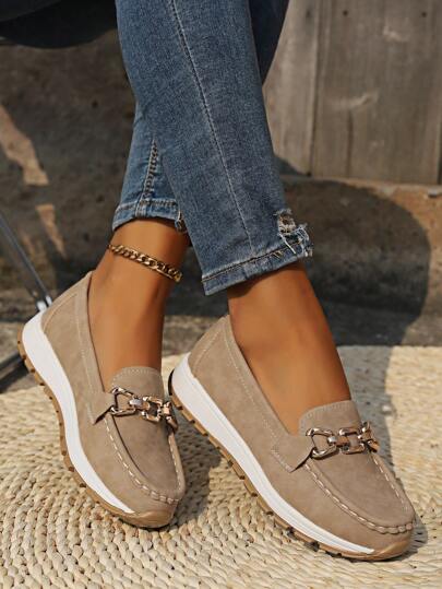 أحذية جديدة من جلد مفرغة للصيف للنساء المسنات، شبشب مسطح بدون كعب، صندل بنقوش مثقبة وكعب منخفض