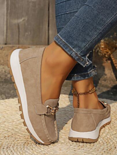 أحذية جديدة من جلد مفرغة للصيف للنساء المسنات، شبشب مسطح بدون كعب، صندل بنقوش مثقبة وكعب منخفض