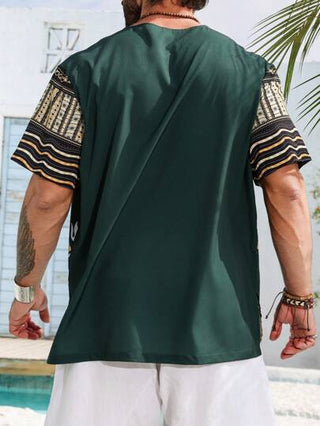 Manfinity Homme قميص كاجوال أكمام قصيرة مطبوع بطبعة هندسية ذو فتحة رقبة مفصصة وقصة فضفاضة لحجم إضافي للرجال للإجازات