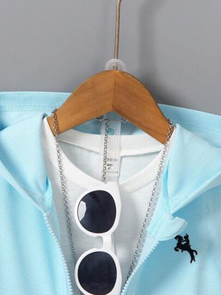 صبي صغير فستان كاجوال صيفي أزرق اللون جاكيت أشرطة مزود برمز مطبوع على شورت بنفس اللون سهل وودي للبشرة، مناسب للحياة اليومية، نزهة، عطلة، سفر، استرخاء، تشمس