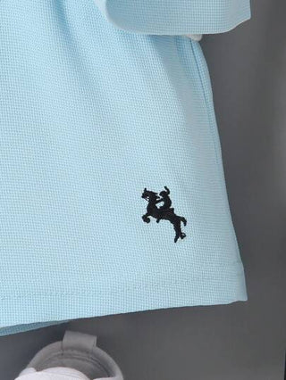 صبي صغير فستان كاجوال صيفي أزرق اللون جاكيت أشرطة مزود برمز مطبوع على شورت بنفس اللون سهل وودي للبشرة، مناسب للحياة اليومية، نزهة، عطلة، سفر، استرخاء، تشمس