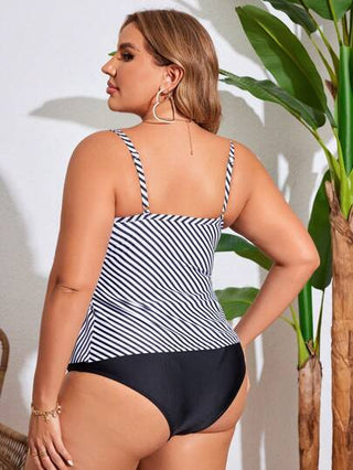 Swim Lushoire مجموعة تانكيني مخططة صيفية للسيدات ذوات المقاسات الكبيرة الأنيقات على الشاطئ