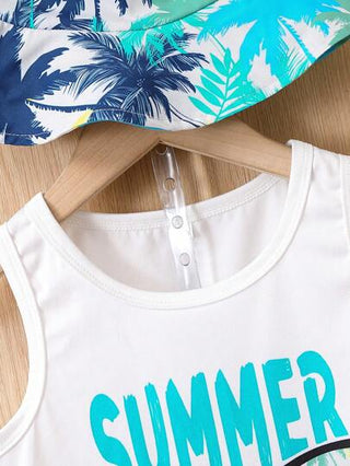 مجموعة صيفية مكونة من قميص بدون أكمام للأولاد مزين بطبعة نظارات شمسية و أشجار النخيل، بالإضافة إلى شورت و كاب تحمل طبعة أشجار النخيل. مناسبة للأنشطة الخارجية و لوقت الفراغ والشاطئ و العطلات