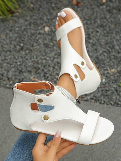 صندل نسائي مسطح عصري جديد مريح بنعل ناعم ومعدن مع سحّاب خلفي