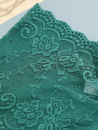 مجموعة خمسة قطع داخلية للنساء تحتوي على مجموعة من السراويل القطنية الهرمية بنقشة الدانتيل ، مريحة وتسمح بالتهوية، للنساء
