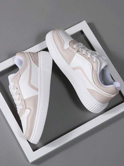 أحذية رياضية عارضة للنساء، حذاء رياضي بألوان مختلفة، حذاء بلون البيج الشائع للحرم الجامعي والرياضة مريح ومسامي الهواء