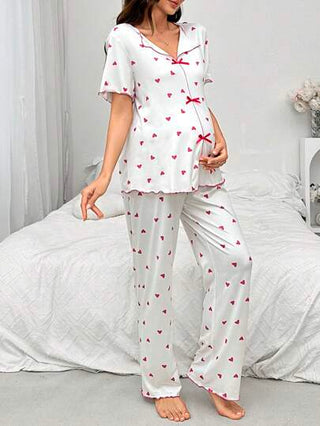 Shein Underwear&Sleepwear Maternity طقم بيجاما حمل مطبوع قلب مع ربطة عنق، ملابس علوية قصيرة الأكمام وشورت