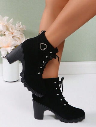 بوت نسائية أنيقة مزينة بالراين ستون، خفيفة الوزن مع إبزيم، أمامية بنظام ربط، سحاب خلفي، كعب سميك