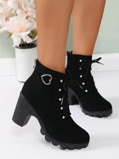 بوت نسائية أنيقة مزينة بالراين ستون، خفيفة الوزن مع إبزيم، أمامية بنظام ربط، سحاب خلفي، كعب سميك