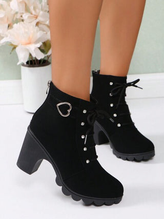 بوت نسائية أنيقة مزينة بالراين ستون، خفيفة الوزن مع إبزيم، أمامية بنظام ربط، سحاب خلفي، كعب سميك