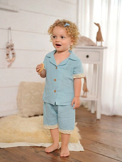 SHEIN طقم ملابس منزلية كاجوال مكون من قطعتين، شورت قصير الأكمام بلون أزرق بحيرة بسيط للفتيات الصغيرات