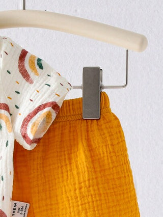 SHEIN مجموعة من قطعتين للأولاد الرضع، كارديغان قصير الأكمام باللون الأصفر البسيط وشورتات كاجوال