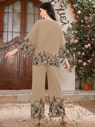 طقم حريمي قطعتين Mulvari طقم ملابس علوية وبنطال لونه مطبوع بالزهور مع أكمام واسعة ذات ياقة على شكل حرف V، قطعتان