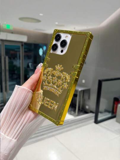 غطاء هاتف ملكي مرصع بالراين ذهبي اللون بشكل تاج ومستطيل، مناسب ومتوافق مع أيفون 16 برو ماكس / 15 برو ماكس / 15 / 14 بلس / 14 بي إم / 14 / 13 / 12 / 11 / XR ، جالكسي ، ريدمي ، ريلمي C61 / C63 / C55 / C53 ، فيفو Y36 / Y28 4G / Y18s ، إنفينيكس سمارت8 ، سبارك