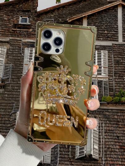 غطاء هاتف ملكي مرصع بالراين ذهبي اللون بشكل تاج ومستطيل، مناسب ومتوافق مع أيفون 16 برو ماكس / 15 برو ماكس / 15 / 14 بلس / 14 بي إم / 14 / 13 / 12 / 11 / XR ، جالكسي ، ريدمي ، ريلمي C61 / C63 / C55 / C53 ، فيفو Y36 / Y28 4G / Y18s ، إنفينيكس سمارت8 ، سبارك