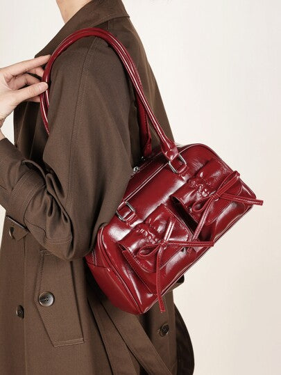 في عام 2024، الشكل الكلاسيكي الجديد للموضة هو حقيبة جلدية بيضاء من القماش المقاوم للماء متعددة الجيوب مزينة بفيونكة، ذات مقبضين للكتف وللإبط، مناسبة للتسوق. عيد الحب