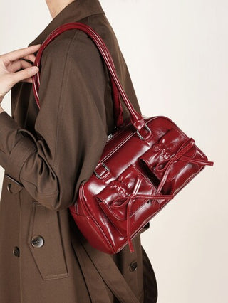 في عام 2024، الشكل الكلاسيكي الجديد للموضة هو حقيبة جلدية بيضاء من القماش المقاوم للماء متعددة الجيوب مزينة بفيونكة، ذات مقبضين للكتف وللإبط، مناسبة للتسوق. عيد الحب