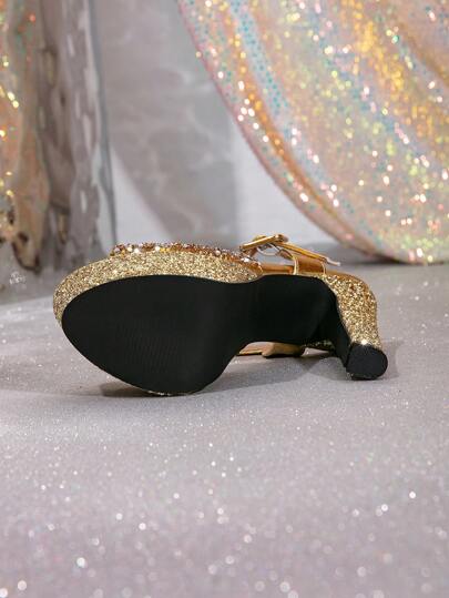 صنادل نسائية فضية مع كعب سميك وجزء علوي من اللمعان