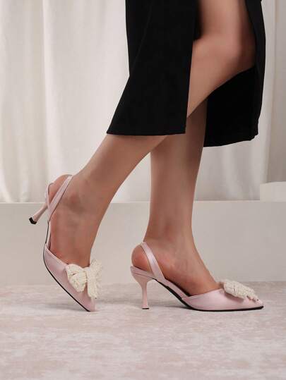 صنادل بكعب عالي ورفيع بأطراف حادة للسيدات مزينة بفراشات ولؤلؤ بيضاء ، أنيقة وجذابة باللون الوردي الفاتحرمضان