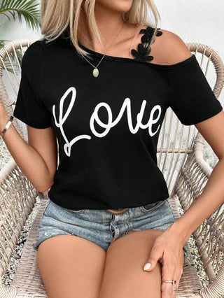 LUNE تي شيرت نسائي بأكمام قصيرة للصيف مع طباعة الحرف، تصميم كتف من الدانتيل ،تيشيرتات نسائية بأشكال مطبوعة